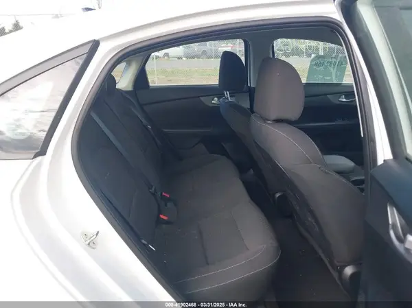 3KPF24AD2KE042693 2019 KIA FORTE - Image 8