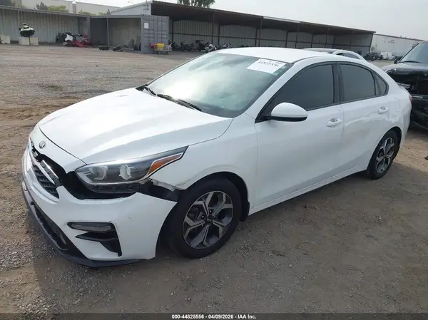 3KPF24AD2KE070686 2019 KIA FORTE - Image 2