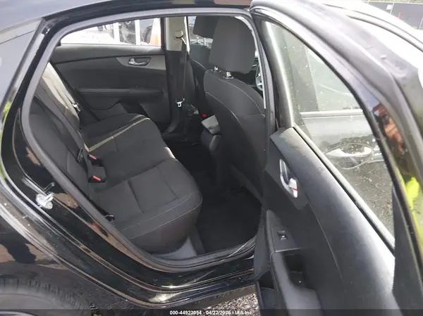 3KPF24AD2KE105890 2019 KIA FORTE - Image 8