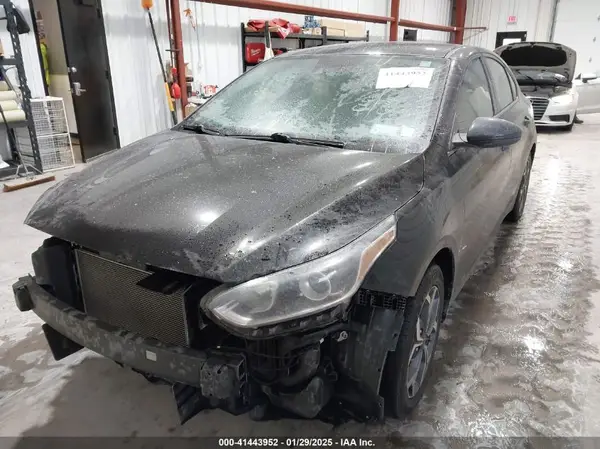 3KPF24AD2KE107459 2019 KIA FORTE - Image 2