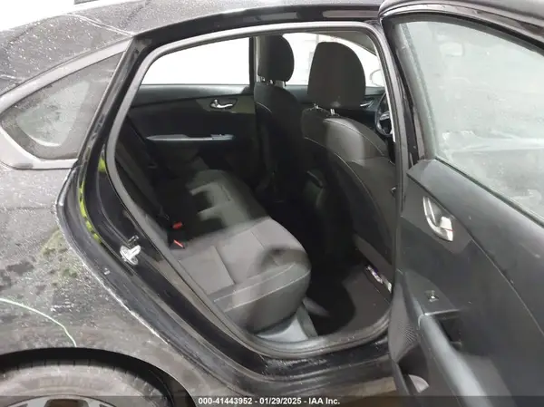 3KPF24AD2KE107459 2019 KIA FORTE - Image 8