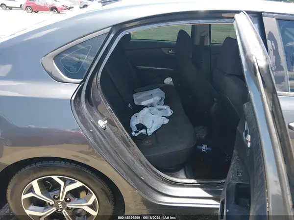 3KPF24AD2KE111267 2019 KIA FORTE - Image 8