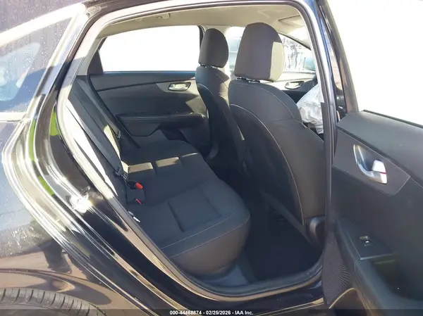 3KPF24AD2KE118588 2019 KIA FORTE - Image 8