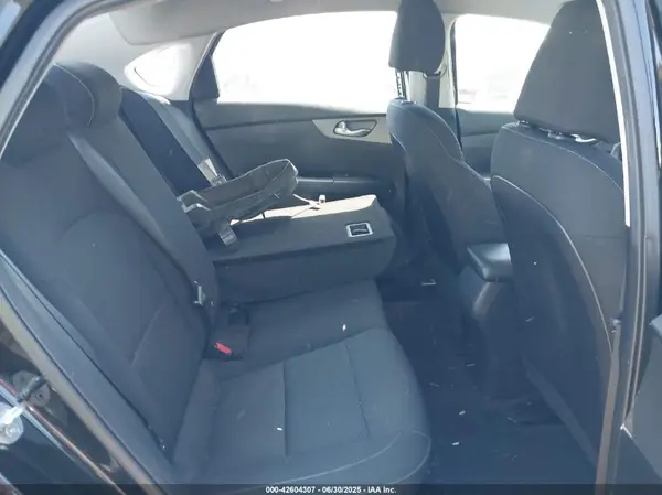 3KPF24AD2KE137836 2019 KIA FORTE - Image 8