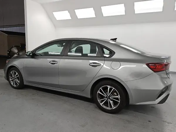 3KPF24AD2NE482935 2022 KIA FORTE - Image 2