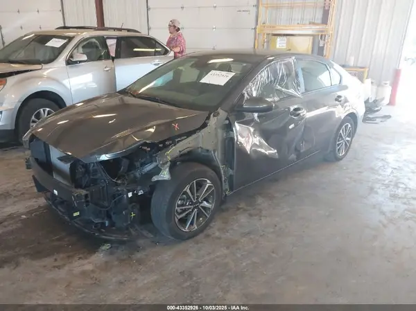 3KPF24AD2PE562240 2023 KIA FORTE - Image 2