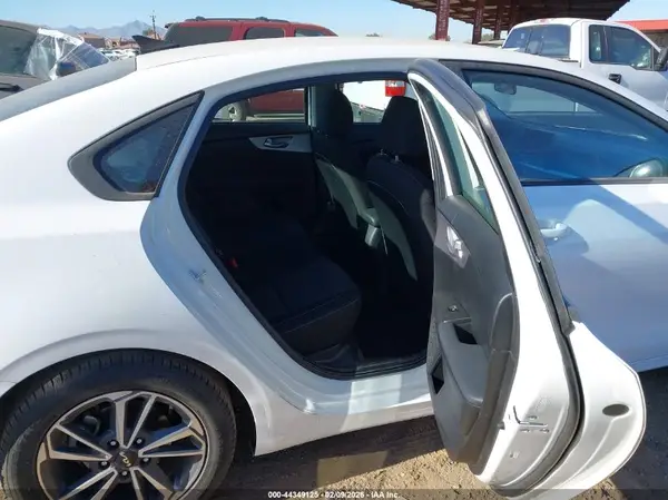 3KPF24AD2PE675167 2023 KIA FORTE - Image 8