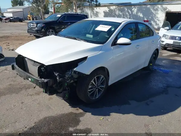3KPF24AD2PE675878 2023 KIA FORTE - Image 2