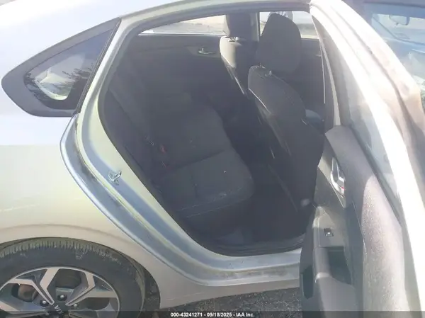 3KPF24AD3KE061477 2019 KIA FORTE - Image 8