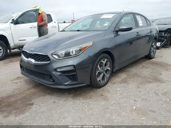 3KPF24AD3KE068574 2019 KIA FORTE - Image 2