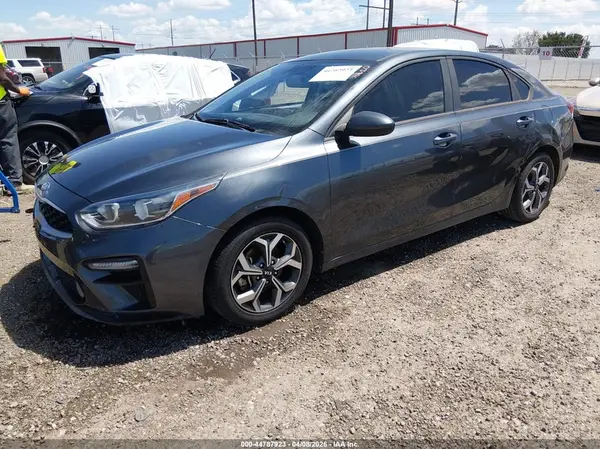 3KPF24AD3KE068915 2019 KIA FORTE - Image 2