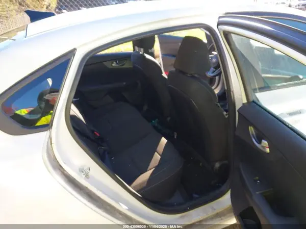 3KPF24AD3KE095662 2019 KIA FORTE - Image 8