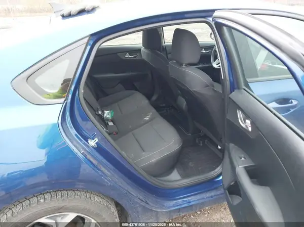 3KPF24AD3KE104263 2019 KIA FORTE - Image 8