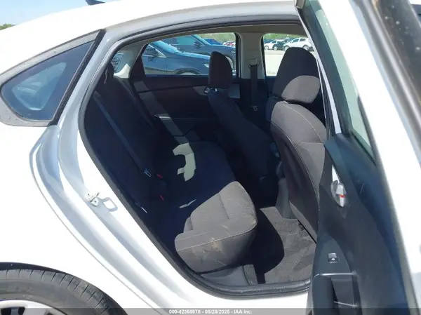 3KPF24AD3KE123881 2019 KIA FORTE - Image 8