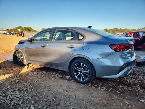 3KPF24AD3NE435042 2022 KIA FORTE - Image 2