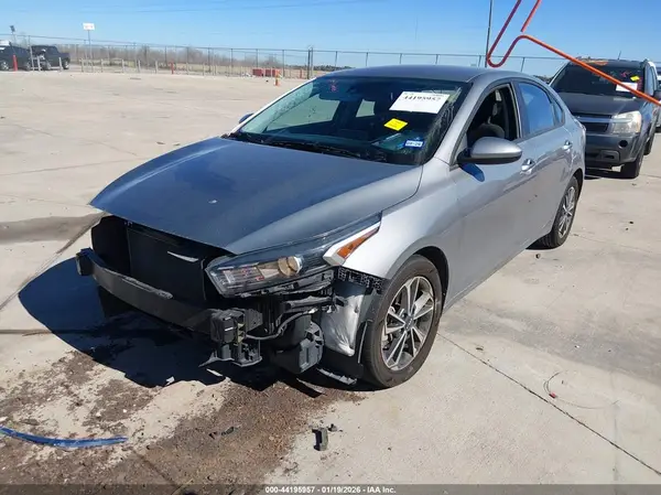 3KPF24AD3PE528274 2023 KIA FORTE - Image 2