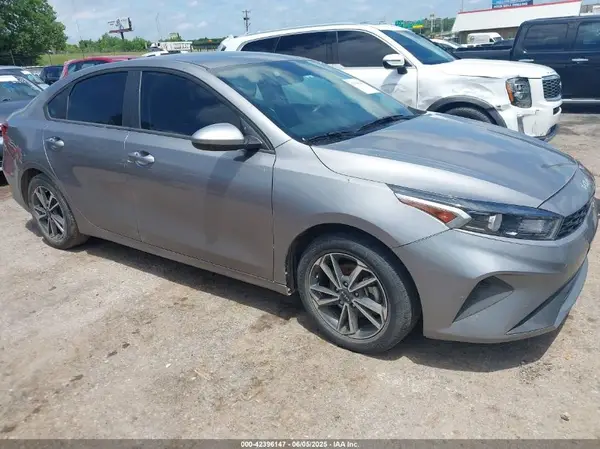 3KPF24AD3PE556768 2023 KIA FORTE - Image 1