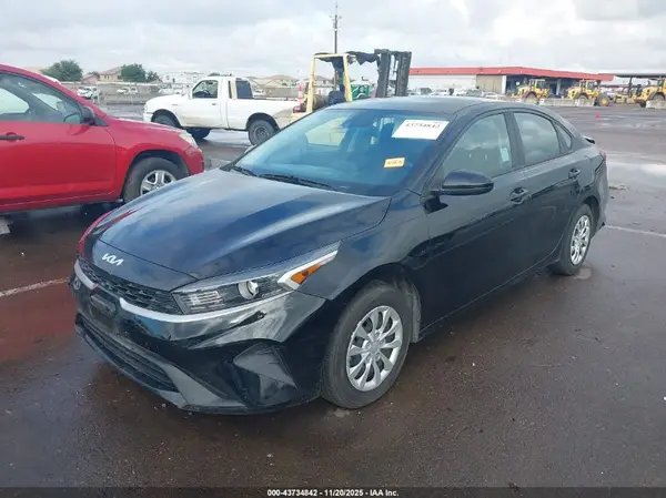 3KPF24AD3PE588975 2023 KIA FORTE - Image 2