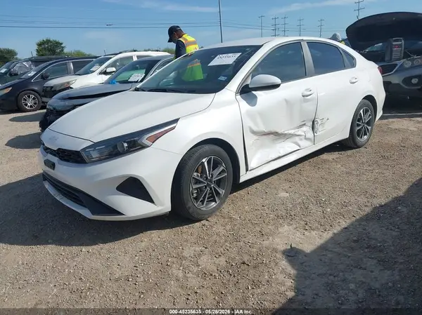 3KPF24AD3PE688753 2023 KIA FORTE - Image 2