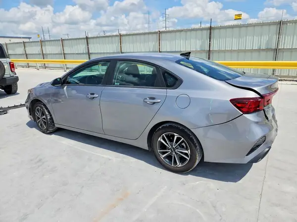 3KPF24AD3RE748940 2024 KIA FORTE - Image 2