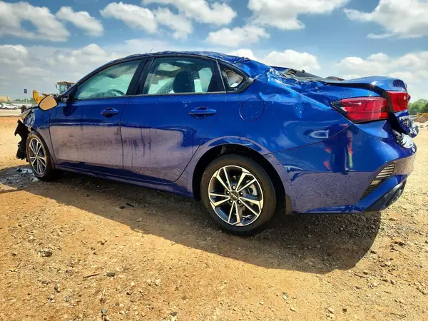 3KPF24AD3RE794428 2024 KIA FORTE - Image 2