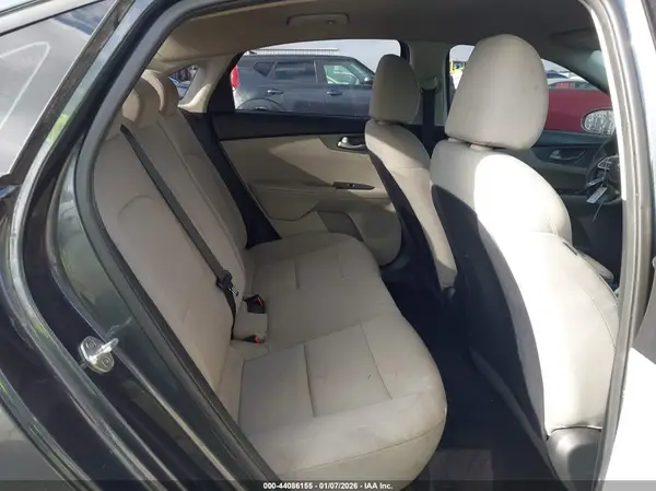 3KPF24AD4KE020842 2019 KIA FORTE - Image 8