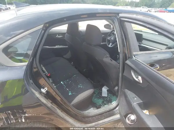 3KPF24AD4KE024034 2019 KIA FORTE - Image 8