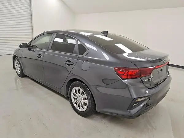 3KPF24AD4KE028228 2019 KIA FORTE - Image 2