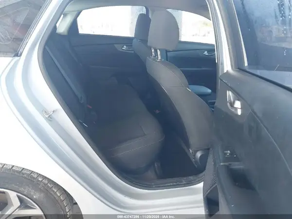 3KPF24AD4KE05878 2019 KIA FORTE - Image 8