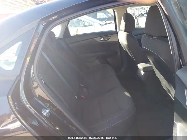 3KPF24AD4KE065943 2019 KIA FORTE - Image 8