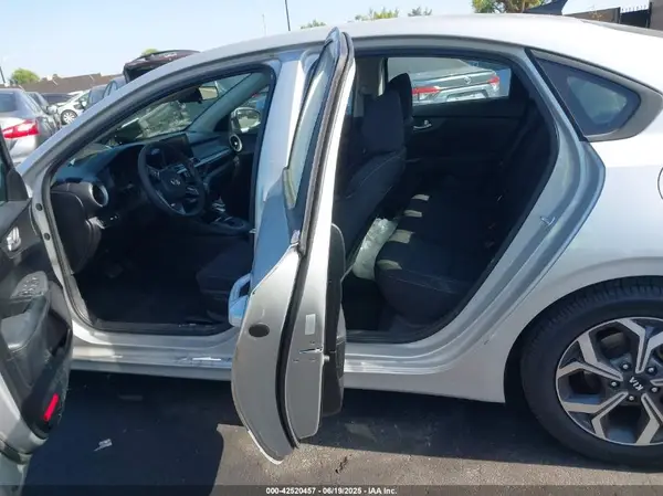 3KPF24AD4KE067482 2019 KIA FORTE - Image 8