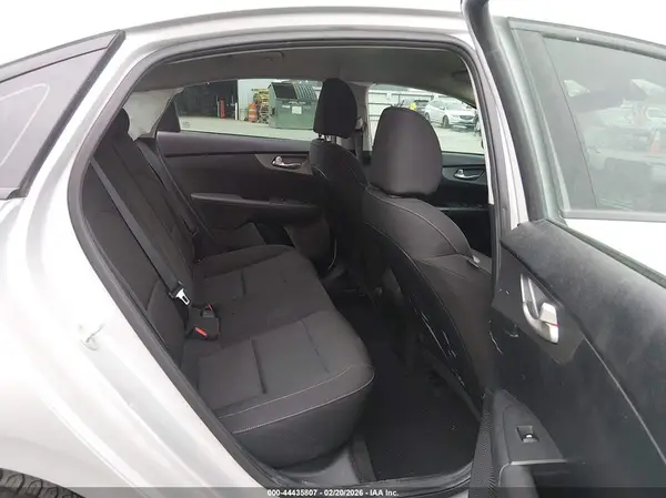3KPF24AD4KE075758 2019 KIA FORTE - Image 8