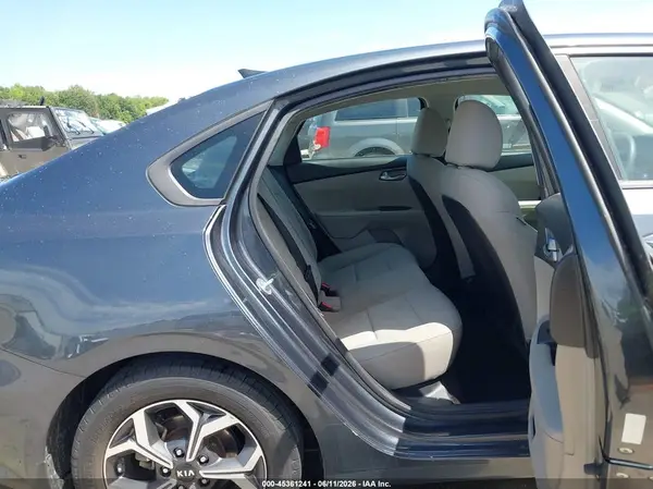 3KPF24AD4KE076568 2019 KIA FORTE - Image 8