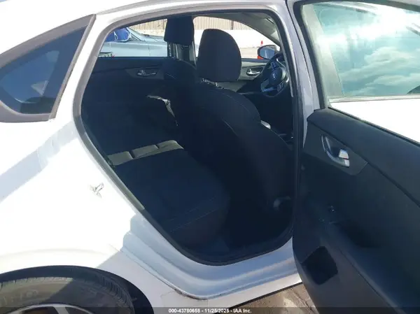 3KPF24AD4KE093418 2019 KIA FORTE - Image 8