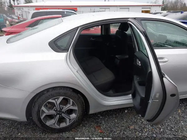 3KPF24AD4KE118205 2019 KIA FORTE - Image 8