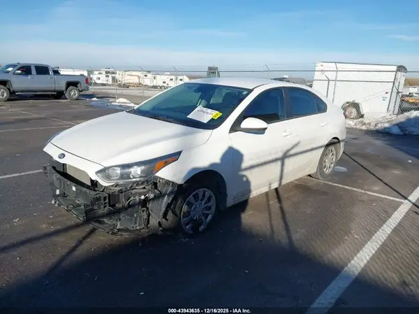 3KPF24AD4KE132928 2019 KIA FORTE - Image 2