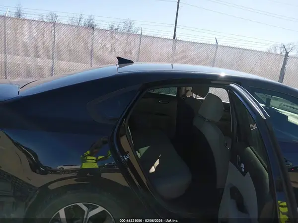 3KPF24AD4KE137045 2019 KIA FORTE - Image 8