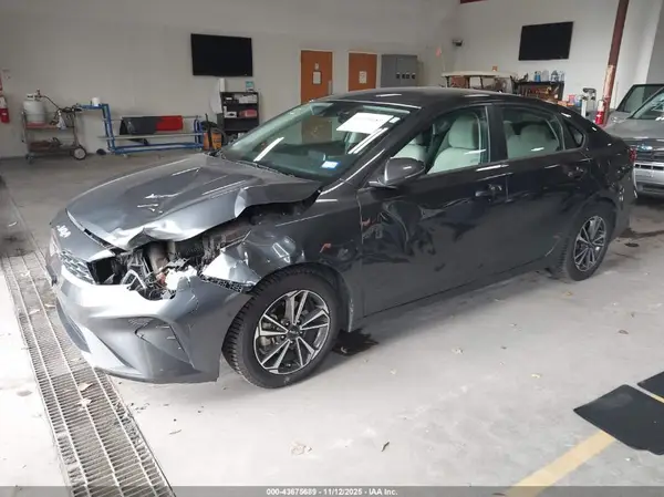 3KPF24AD4NE421098 2022 KIA FORTE - Image 2
