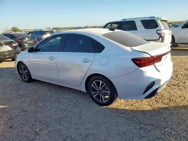 3KPF24AD4NE464095 2022 KIA FORTE - Image 2