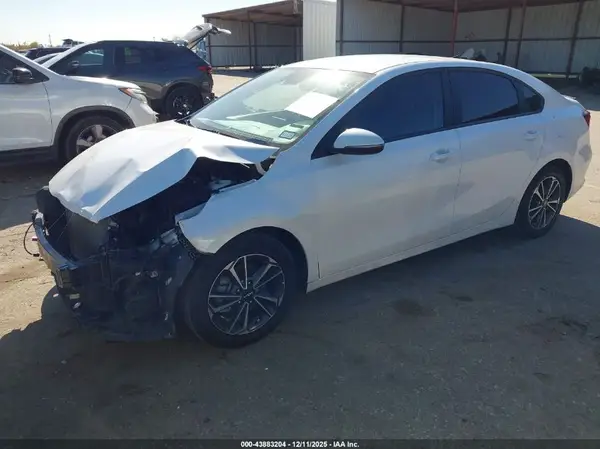 3KPF24AD4PE563924 2023 KIA FORTE - Image 2