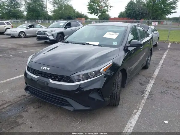 3KPF24AD4PE586698 2023 KIA FORTE - Image 2