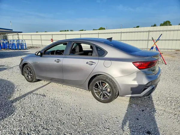 3KPF24AD4PE587978 2023 KIA FORTE - Image 2