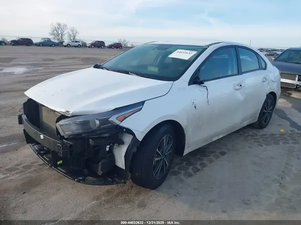 3KPF24AD4PE595434 2023 KIA FORTE - Image 2