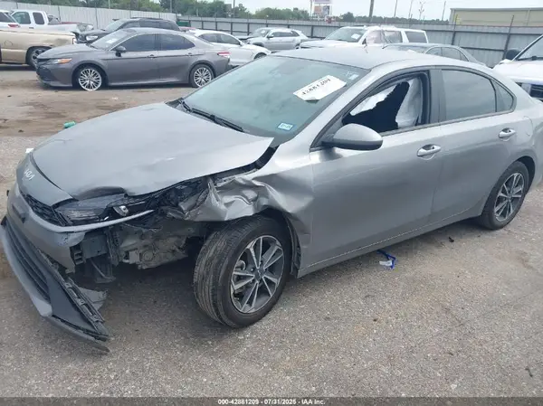 3KPF24AD4RE736831 2024 KIA FORTE - Image 2