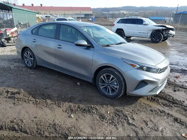 3KPF24AD4RE758294 2024 KIA FORTE - Image 1