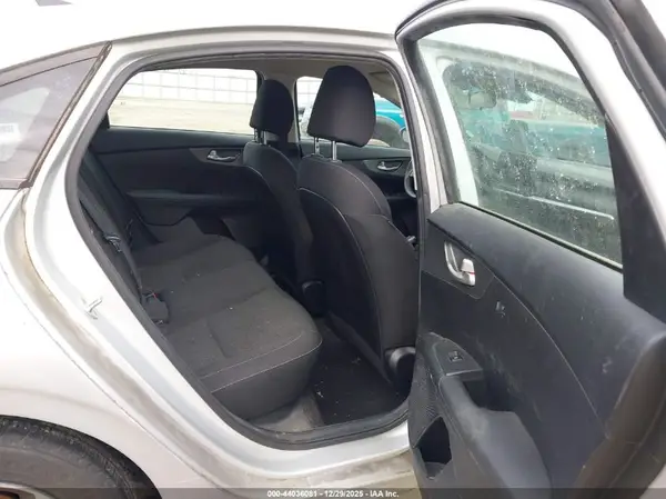 3KPF24AD5KE031963 2019 KIA FORTE - Image 8