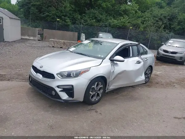 3KPF24AD5KE061156 2019 KIA FORTE - Image 2