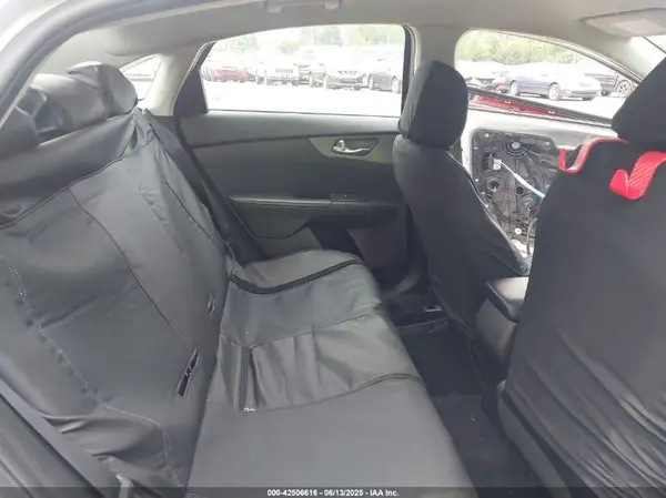 3KPF24AD5KE061156 2019 KIA FORTE - Image 8