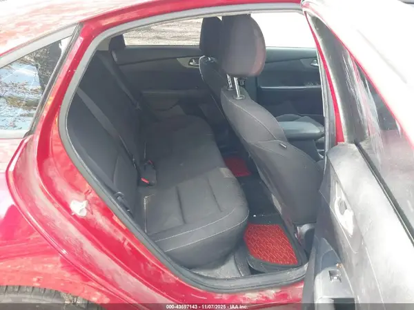3KPF24AD5KE105625 2019 KIA FORTE - Image 8