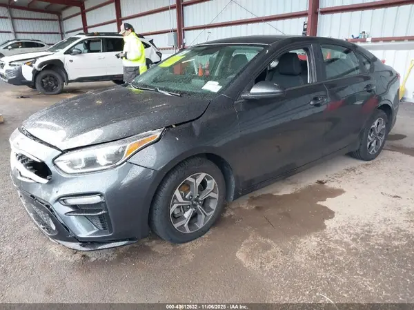 3KPF24AD5KE131531 2019 KIA FORTE - Image 2